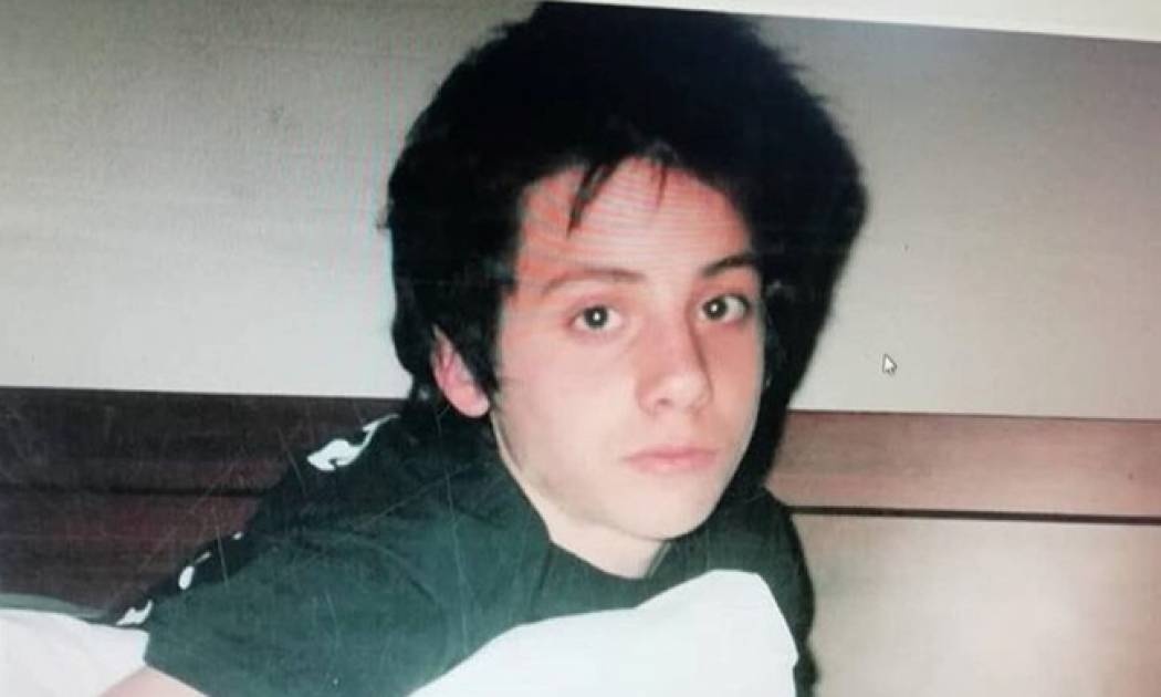 Είναι νεαρός Έλληνας τραγουδιστής σε παιδική ηλικία! Τον αναγνωρίζετε;