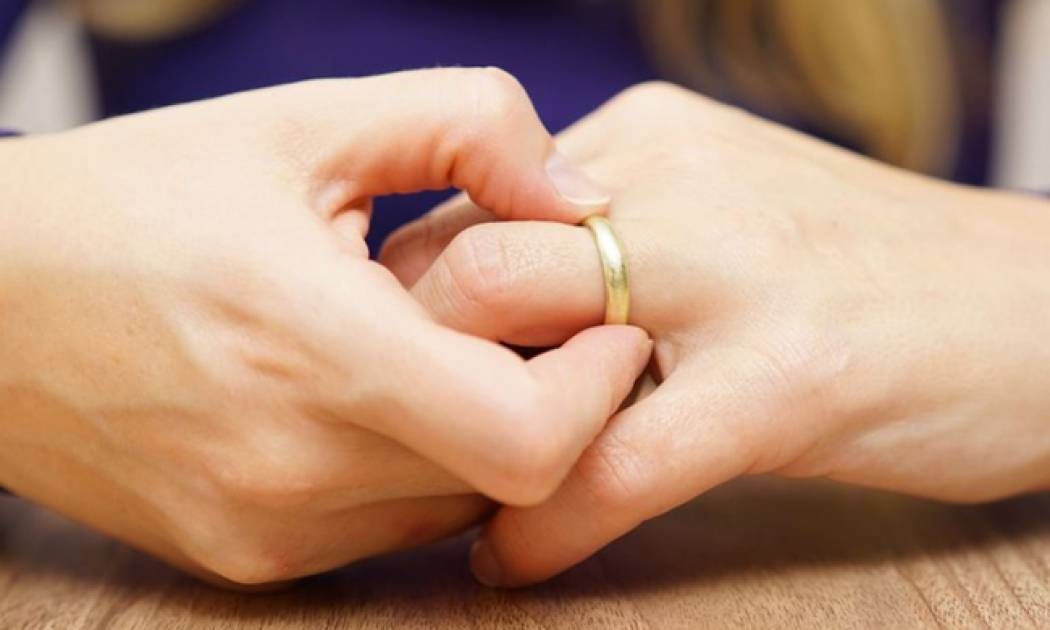 Πρησμένα δάχτυλα χεριών: 10 πιθανές αιτίες & πότε να ανησυχήσετε (pics)