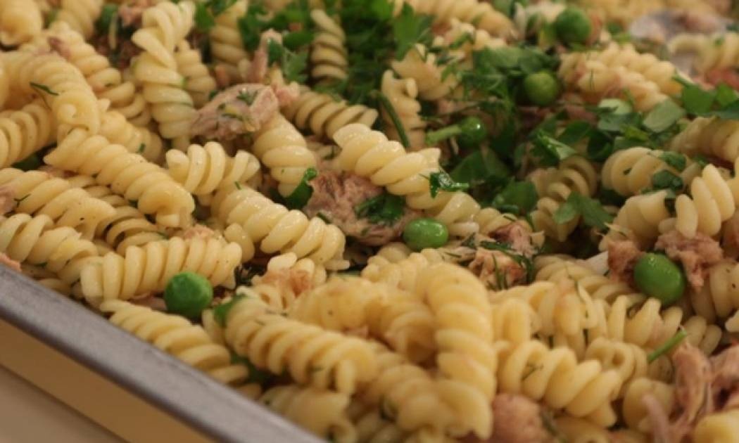 Στριφτάρια με καπνιστό τόνο και αρακά