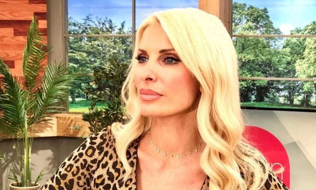 Mε αυτόν τον τρόπο φοράει η Ελένη Μενεγάκη τις mini φούστες