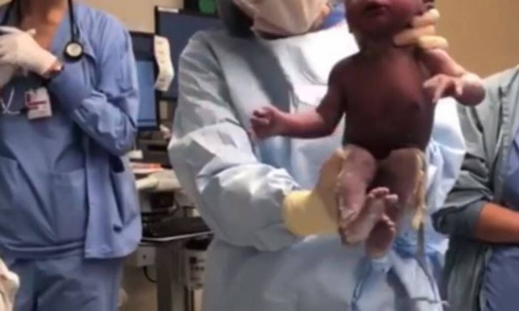 Γνωστή ηθοποιός δημοσίευσε βίντεο από τη στιγμή που η παρένθετη γεννάει το μωρό της (vid)