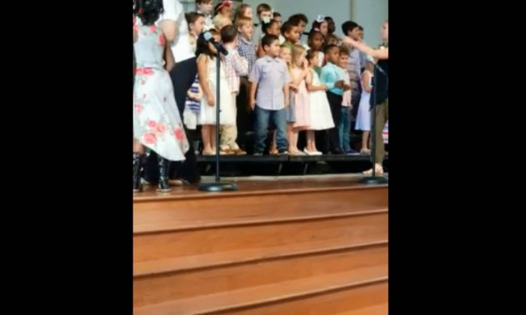 Μοναδικό! Αυτός ο πιτσιρικάς δεν σταματά να χορεύει μόνος του!