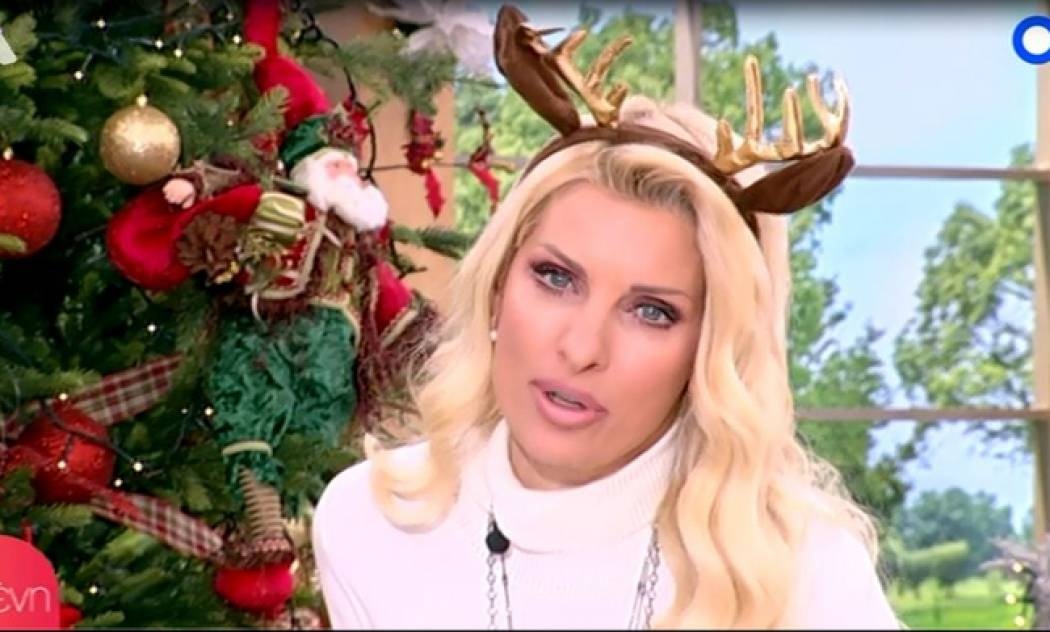 Ελένη Μενεγάκη: Έντυσε και τα τέσσερα παιδιά της Αγιοβασιλάκια για τα Χριστούγεννα