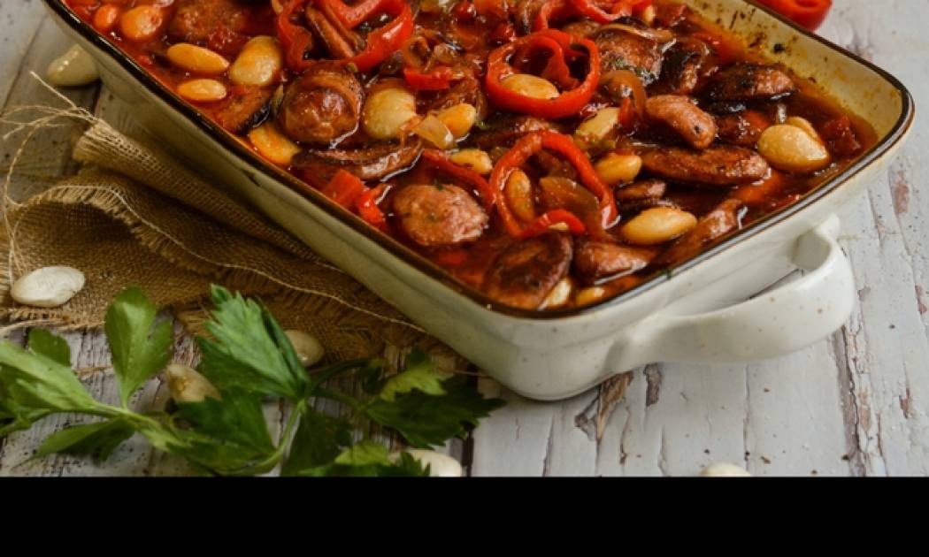 Γίγαντες κοκκινιστοί με λουκάνικα στο φούρνο