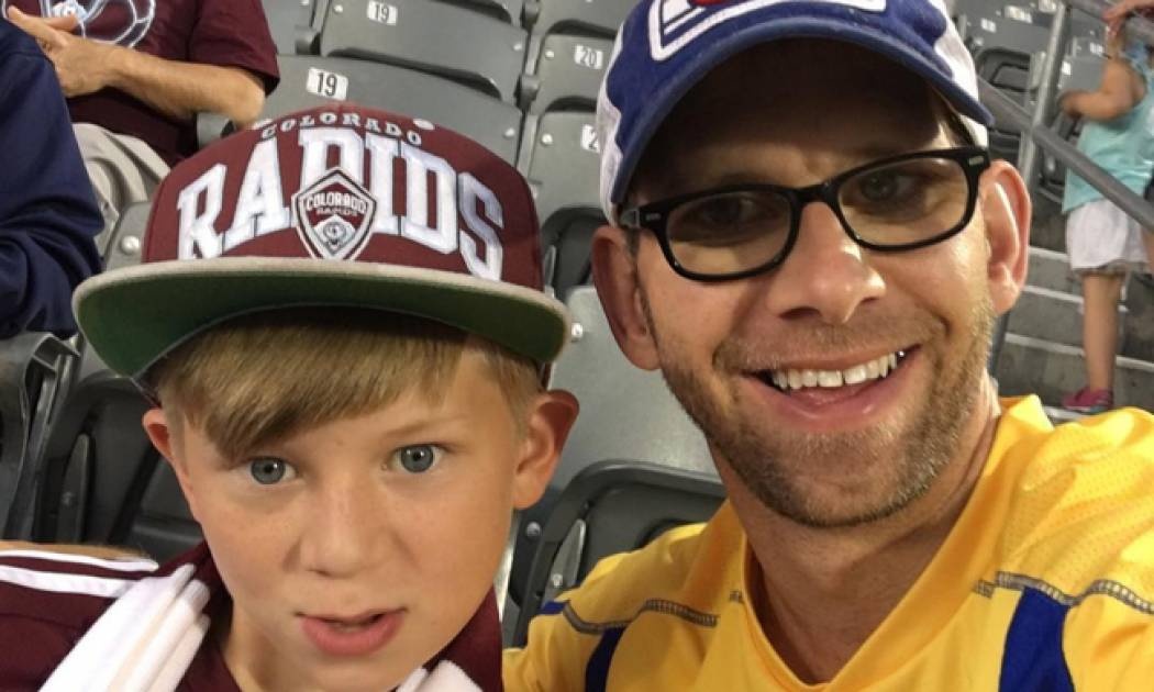 Αυτός είναι ο δίδυμος αδερφός πασίγνωστου ηθοποιού που λίγο έλειψε να χάσει τη ζωή του