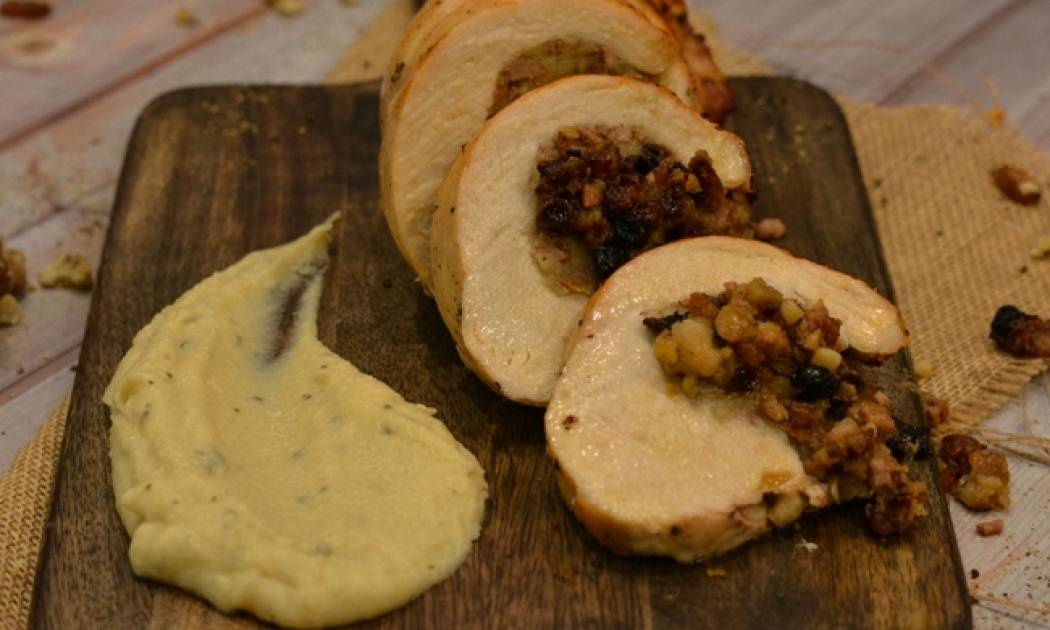 Γεμιστό στήθος γαλοπούλας με κάστανα και σταφίδες