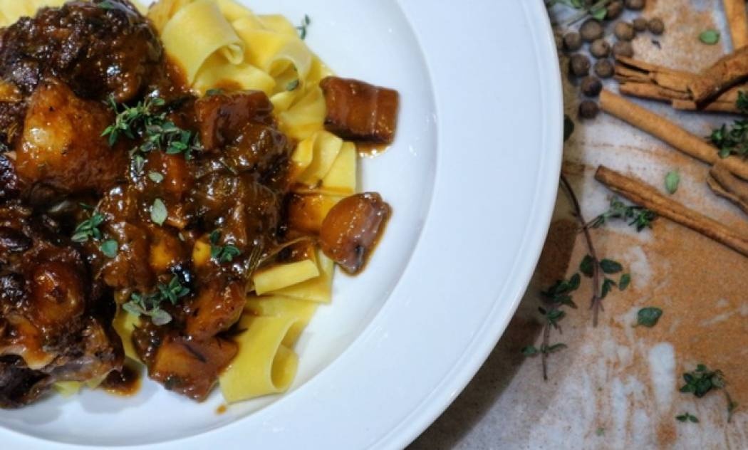 Μοσχαρίσια ουρά με παπαρδέλες