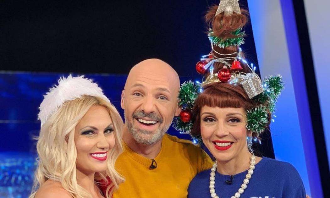 Το «Γωγουλίνι» ξαναχτύπησε στο πλατό του Μουτσινά ντυμένη... Αγιοβασιλίτσα!