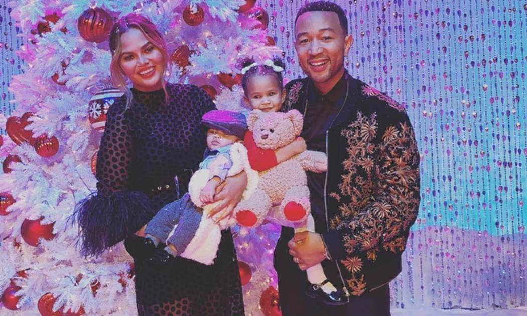 Chrissy Teigen: Αυτό είναι το χριστουγεννιάτικο δίλημμά της (pics)