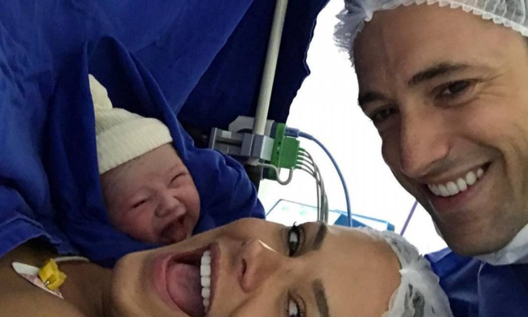 Η πρώτη selfie του μωρού αμέσως μετά την καισαρική τομή (pic)