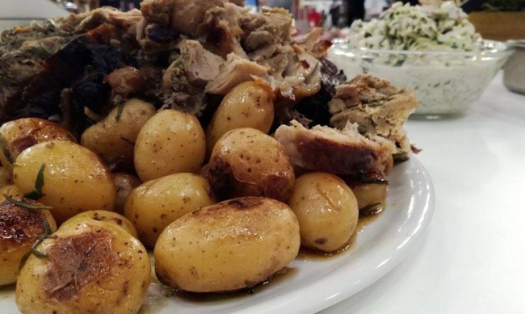 Χοιρινό μπούτι με πατάτες baby