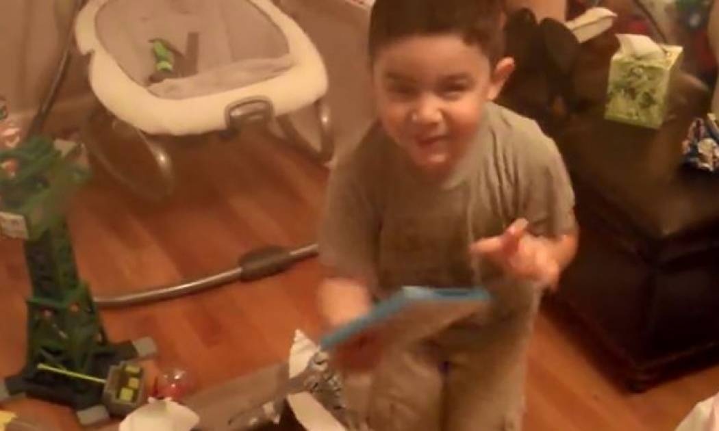 Απίστευτος ενθουσιασμός για το χριστουγεννιάτικο δώρο! Δεν μπορεί να κρύψει τη χαρά του!