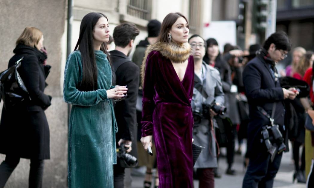 Έπεσε make up στο βελούδινο φόρεμά σου; Δες πώς να αφαιρέσεις τον λεκέ!