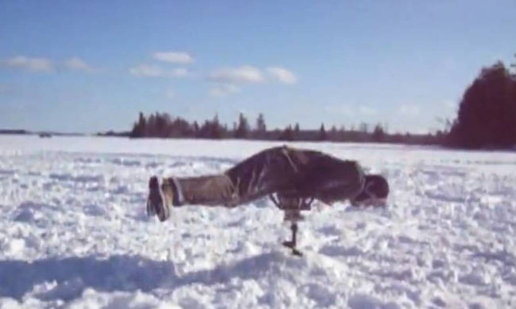 Άνθρωπος (και σκύλος) εναντίον πάγου: Τα πιο ξεκαρδιστικά σκηνικά σε ένα βίντεο