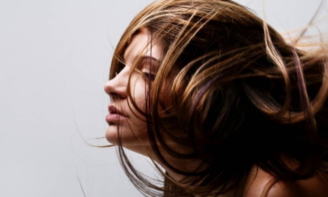 Λιπαρά μαλλιά: Η απλή λύση που δεν σας περνά από το μυαλό