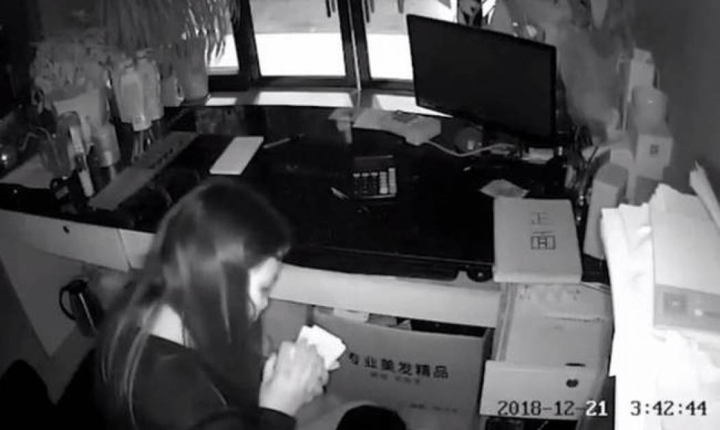 Αποφάσισε να φτιάξει το makeup της ενώ… λήστευε (vid)