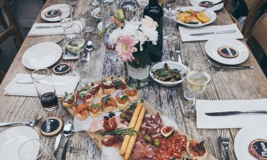 3 tips για να επιβιώσεις στο εορταστικό οικογενειακό τραπέζι