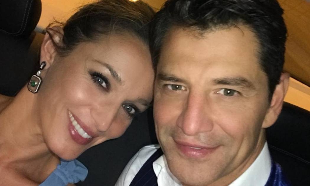 Κάτια Ζυγούλη: Με σέξι εμφάνιση πόζαρε στο σαλόνι της δίπλα στο χριστουγεννιάτικο δέντρο