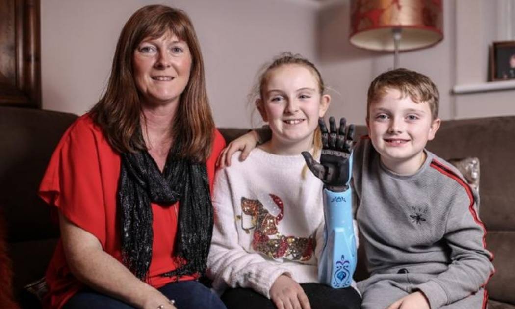 Τα πιο γλυκά Χριστούγεννα: Ανώνυμος δωρητής χαρίζει σε 11χρονη χωρίς άνω άκρο ένα βιονικό χέρι