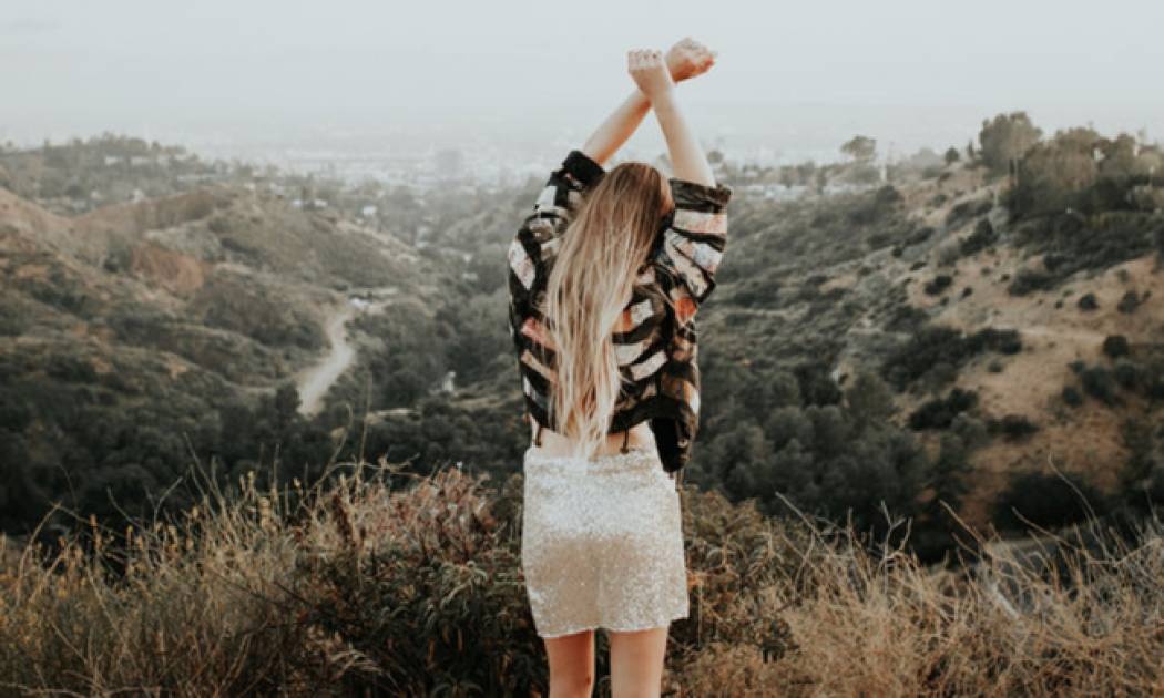 Έπεσε make up πάνω σε ρούχο με παγιέτες; Δες πώς θα το καθαρίσεις