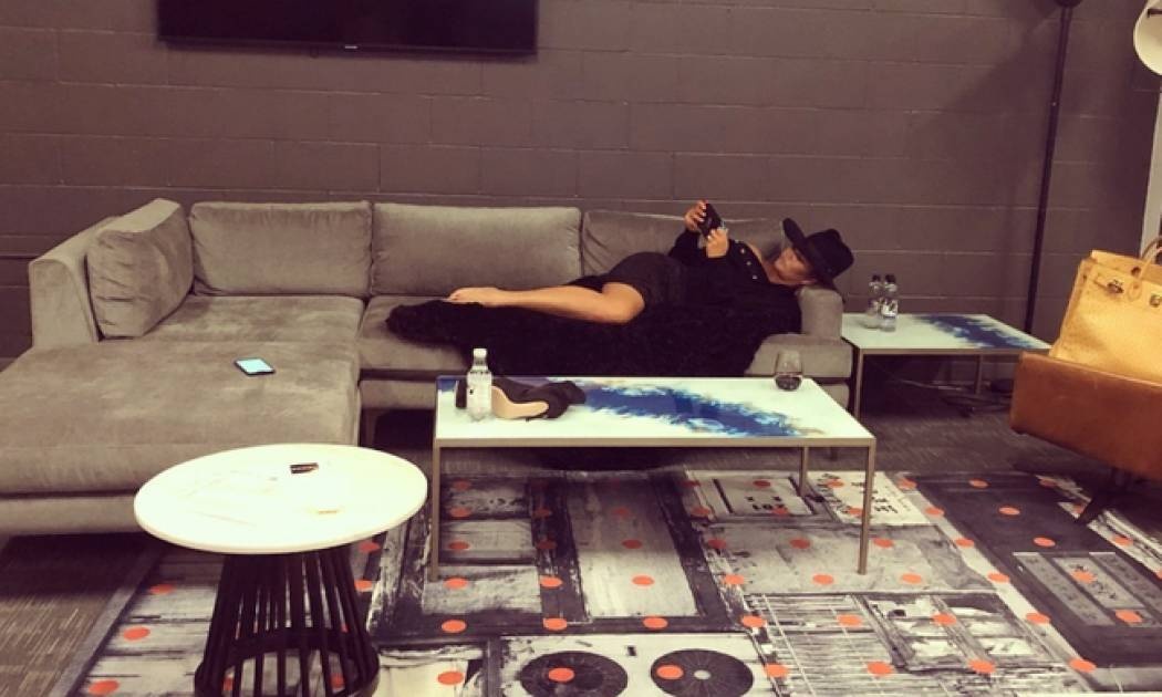 To απρόσμενο ατύχημα του μοντέλου στον αέρα τηλεοπτικού προγράμματος για την Πρωτοχρονιά