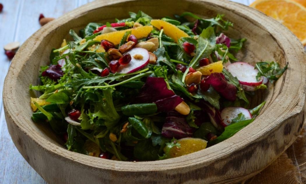 Πράσινη σαλάτα με πορτοκάλι και ρόδι