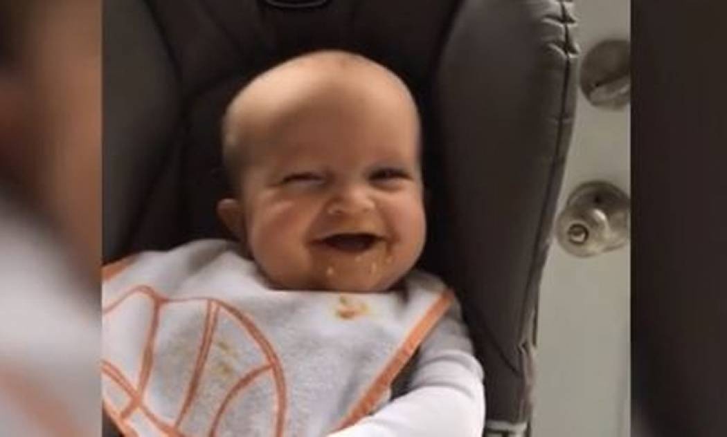 Αυτό το βίντεο θα σας ξετρελάνει! Δείτε γιατί γελάει αυτό το μωρό!