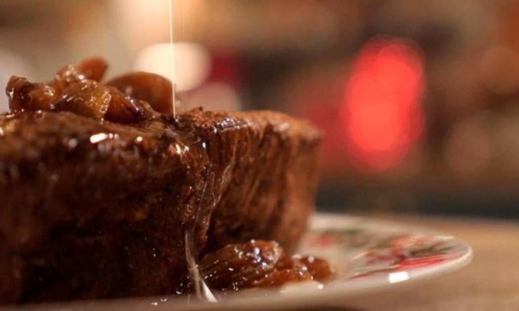 Πανεύκολη πουτίγκα με τσουρέκι και σιρόπι μελιού (vid)