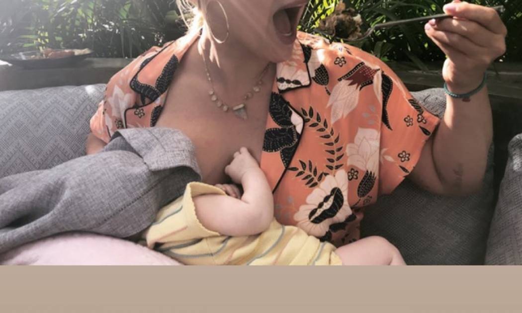 Το μωράκι της θηλάζει κι εκείνη τρώει... ταυτόχρονα!