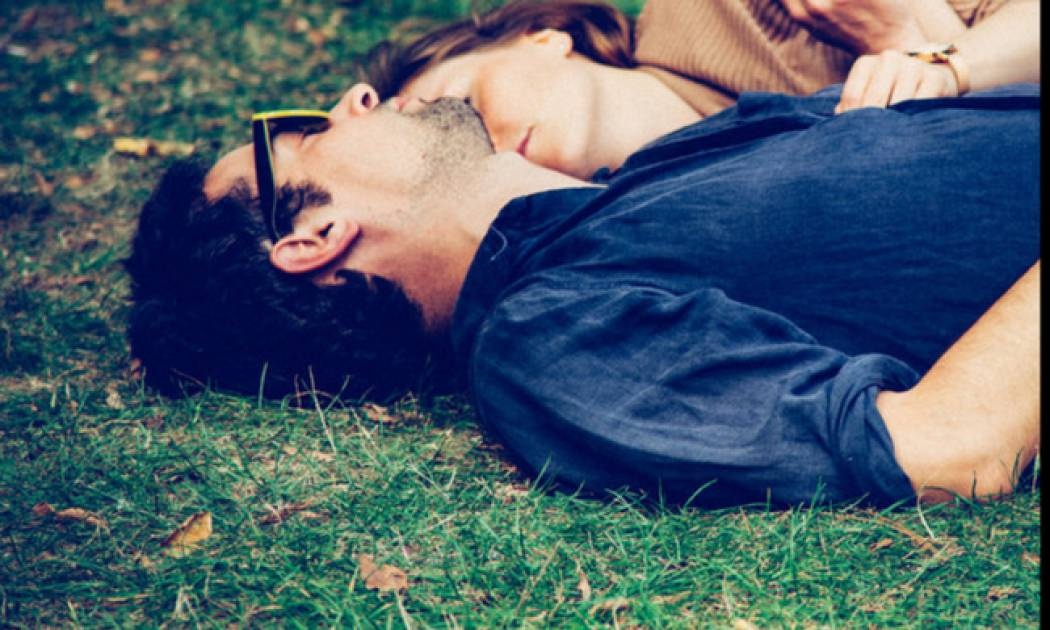 Γλώσσα του σώματος: 4 σημάδια που φανερώνουν ότι σε θέλει