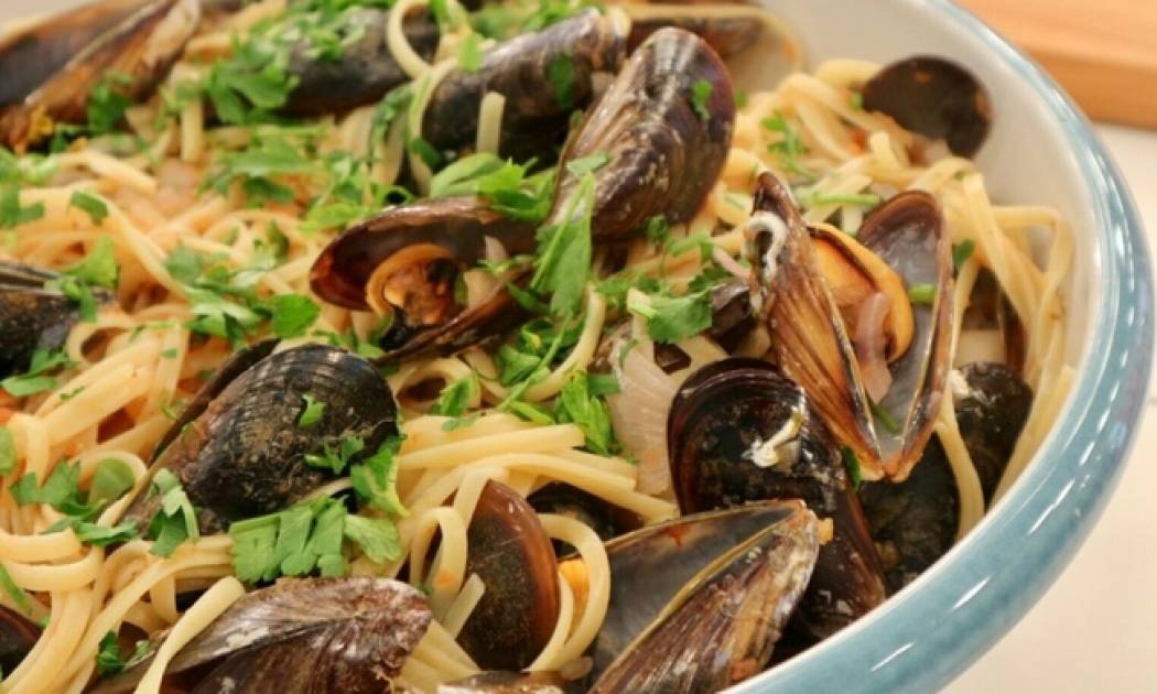 Λιγκουίνι με μύδια σε σάλτσα ντομάτας