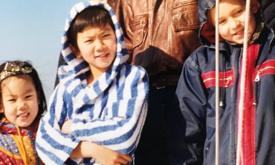 Αναγνωρίζετε το αγοράκι της φωτογραφίας που βούτηξε να πιάσει τον Σταυρό;