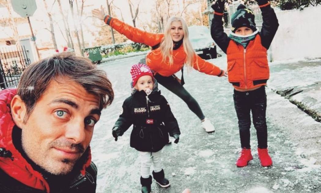 Η οικογένεια Χανταμπάκη παίζει με το χιόνι στη μέση του δρόμου