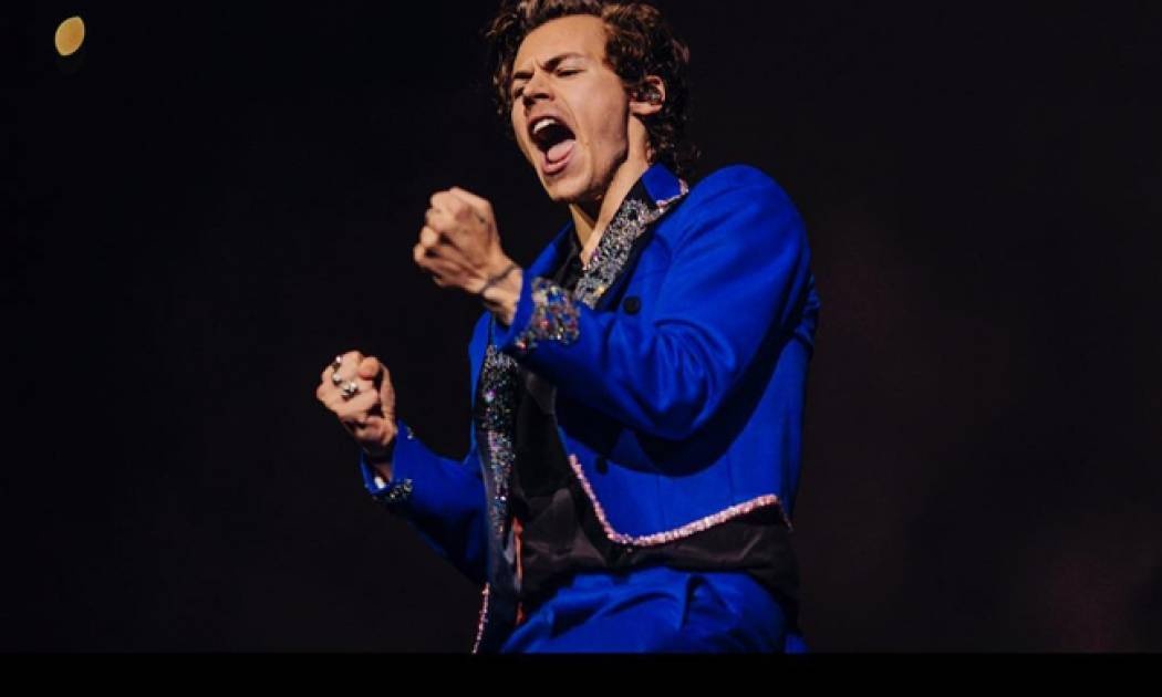 Stop the press: Ο τραγουδιστής έχει νέα σύντροφο και είναι μια κούκλα