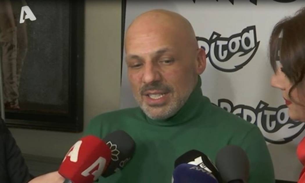 Νίκος Μουτσινάς: Γεμάτος κοκκινίλες στο πρόσωπο – Τι του συνέβη;