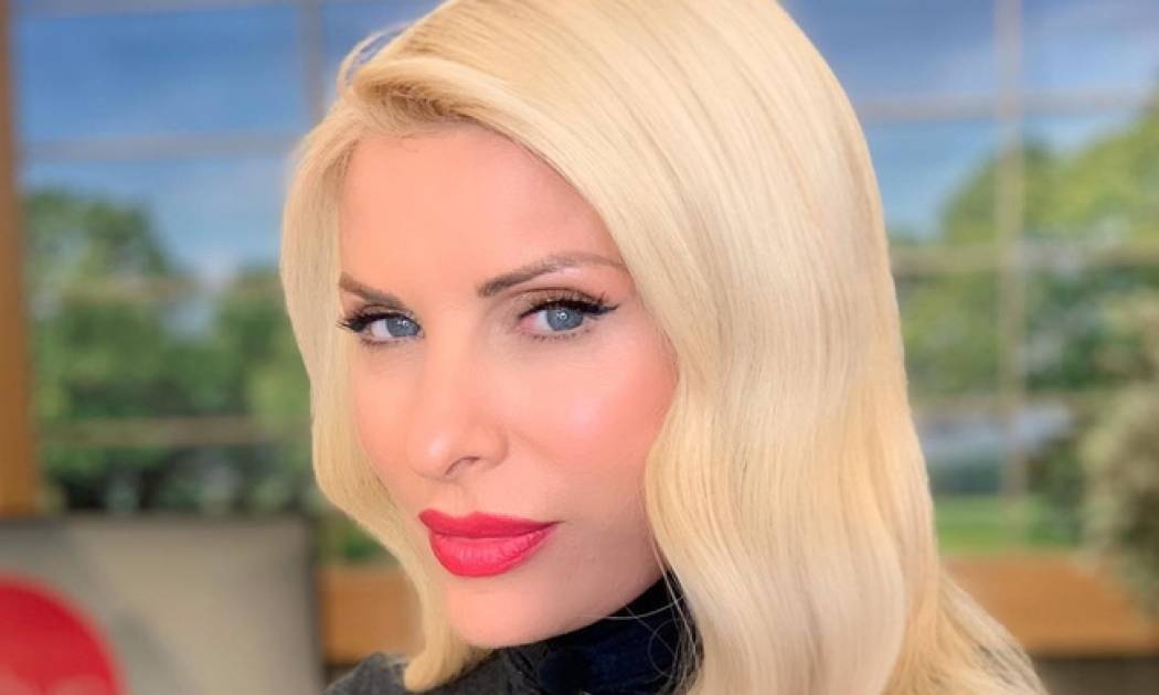 Η Ελένη Μενεγάκη λέει «ναι» σε αυτό το στυλ μπλούζας