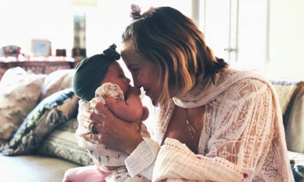 Διάσημες μαμάδες φορούν παιδικά τουρμπάνια στα μωρά τους (pics)