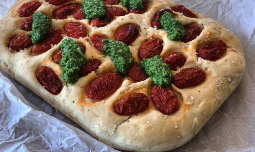 Focaccia με ντοματίνια & πέστο βασιλικού - Αντέχει να μην τη γευτείς; 