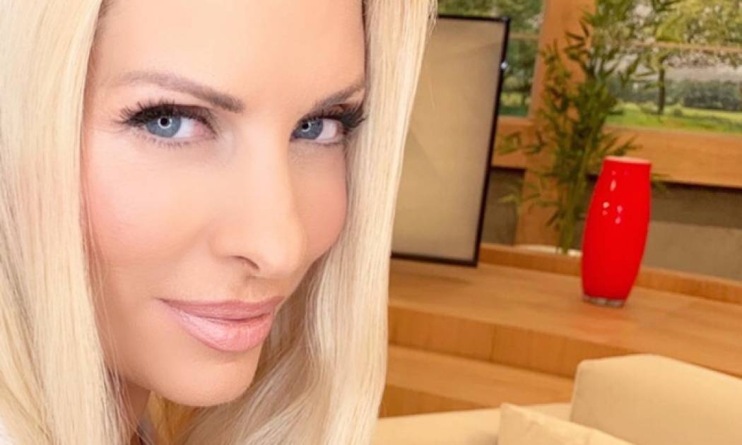 H Ελένη Μενεγάκη μόλις μας έδειξε πόσο κομψό μπορεί να γίνει ένα oversized πουλόβερ