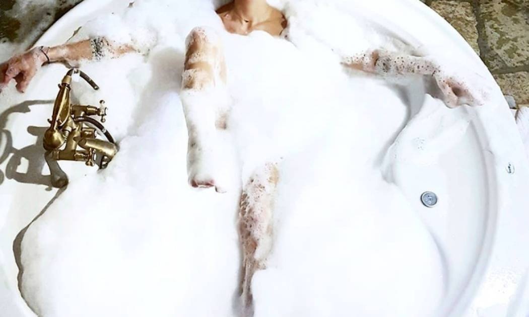 Πρώην παίκτρια του Survivor, φωτογραφίζεται γυμνή στη μπανιέρα και μας το δείχνει!