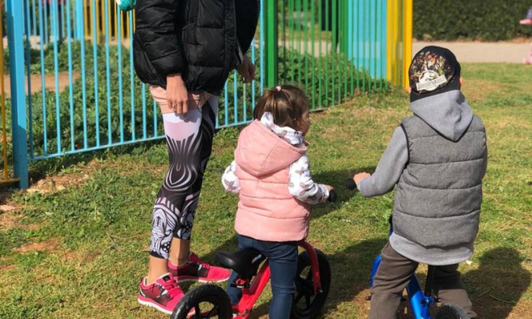 Ελληνίδα παρουσιάστρια για βόλτα με τα παιδιά της (pics)