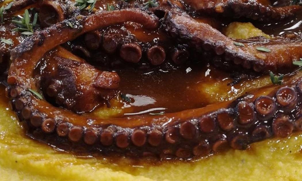 Χταπόδι κοκκινιστό με φάβα