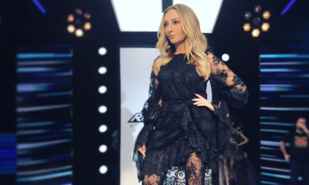 Η Ρoύλα Ρέβη όπως δεν την έχετε ξαναδεί! Ποζάρει στα 19 της με μαύρα μαλλιά και είναι... αγνώριστη!