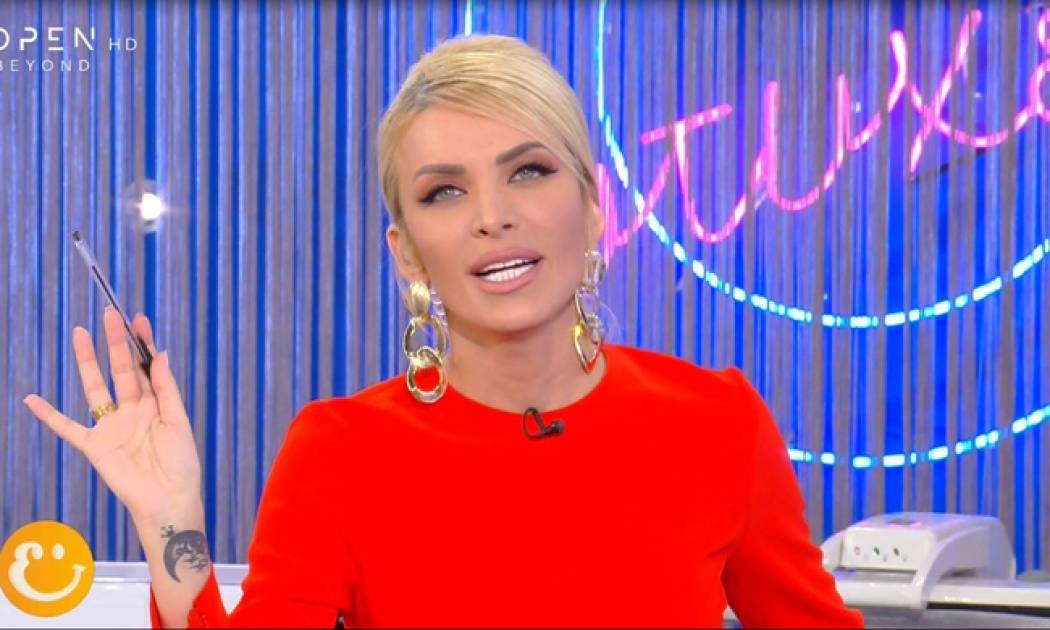 Καινούργιου: «Πάρ’ τα όλα να γδυθώ, να μείνω με τα εσώρουχα. Κοιτάξτε μην με προκαλείτε γιατί…»