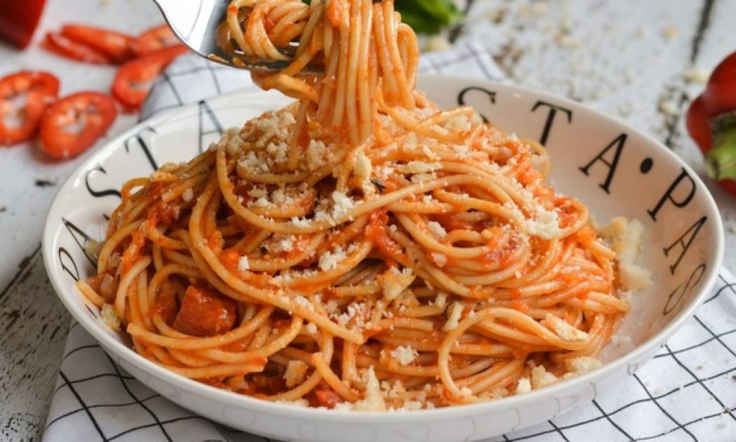 Σπαγγέτι με σάλτσα καπνιστής πιπεριάς