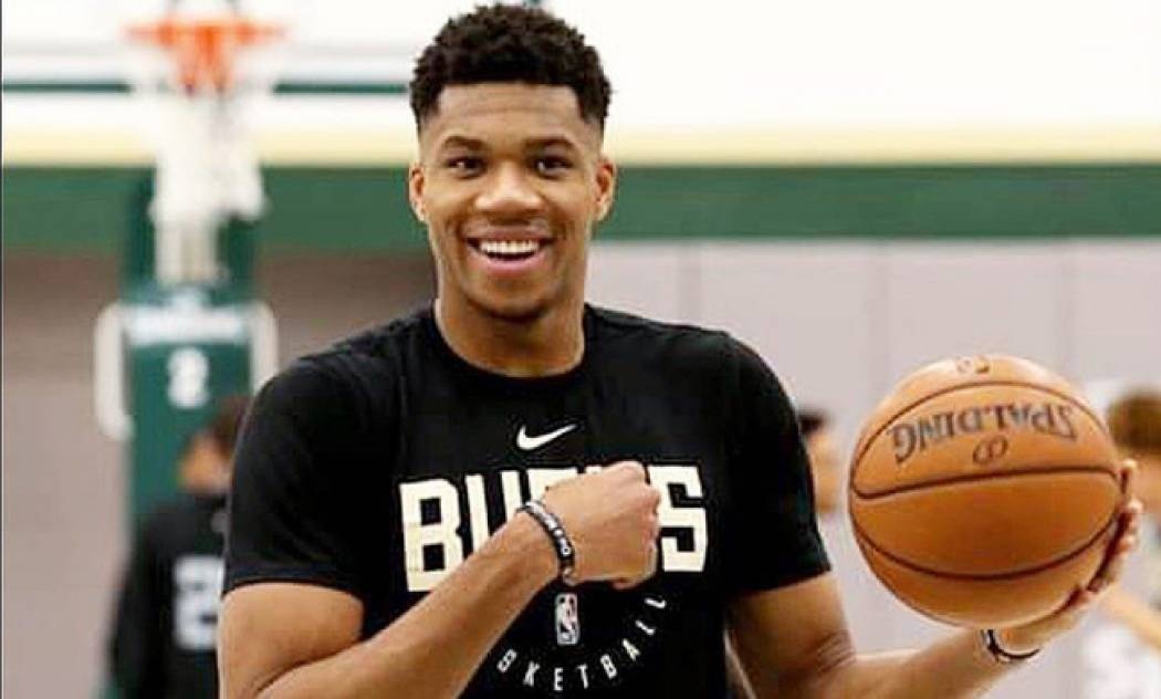 Ο Γιάννης Αντετοκούνμπο είναι ερωτευμένος και το «φωνάζει»! (pics)