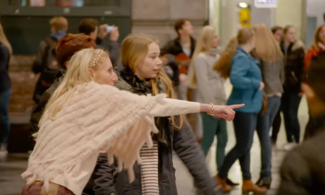 Αυτό που είδαν στο σταθμό του τρένου δεν το περίμεναν (vid)