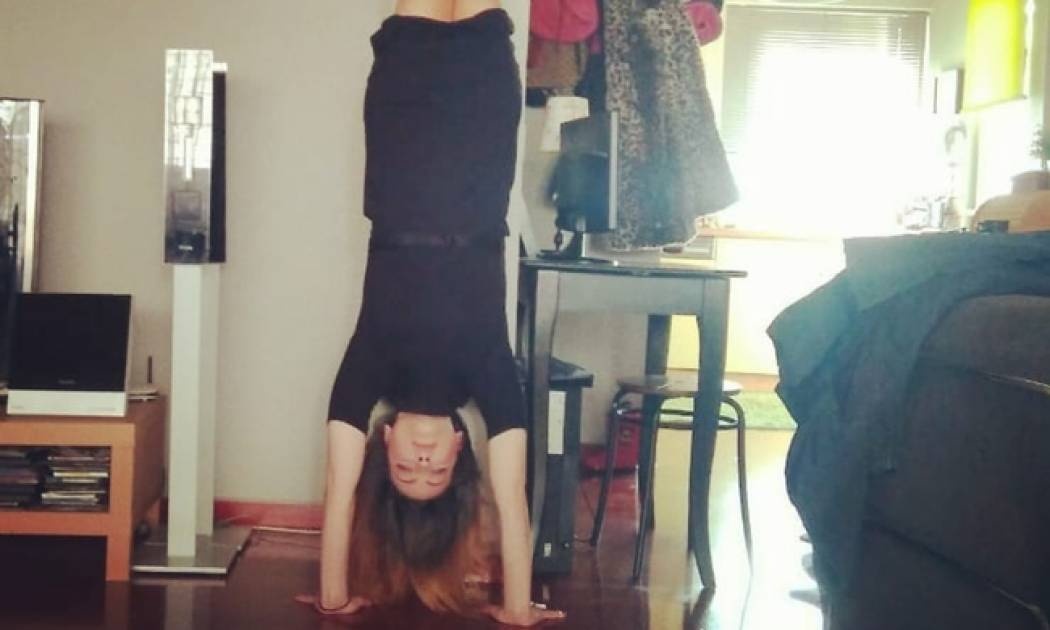 Γνωστή Ελληνίδα μαμά βλέπει τα ίσια... ανάποδα (pics+vid)