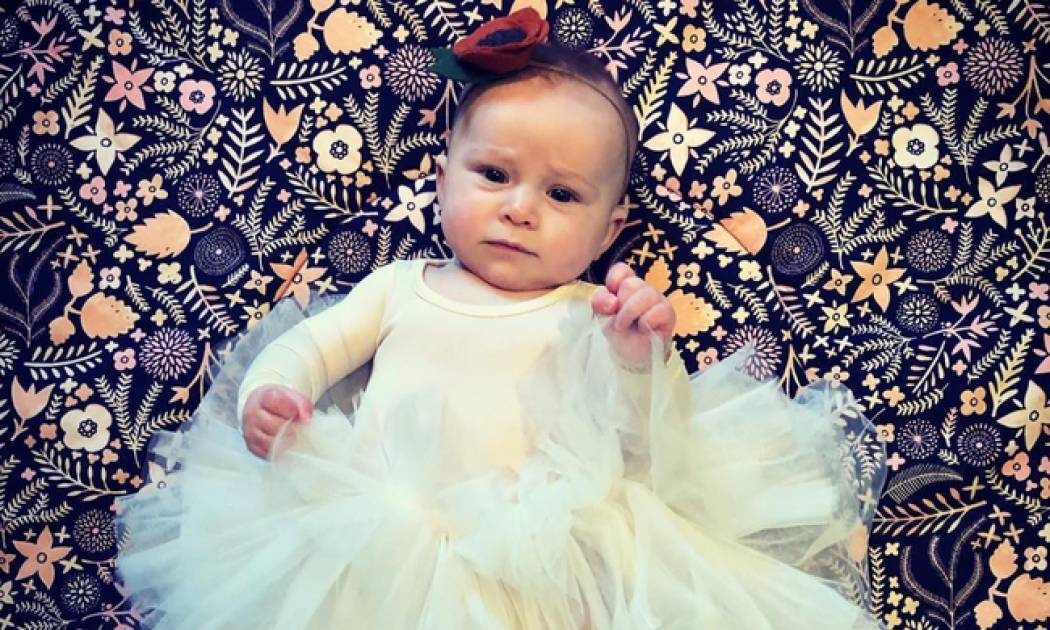 Έντυσε την κόρη της με τουτού και τρελάθηκε το διαδίκτυο (pics)