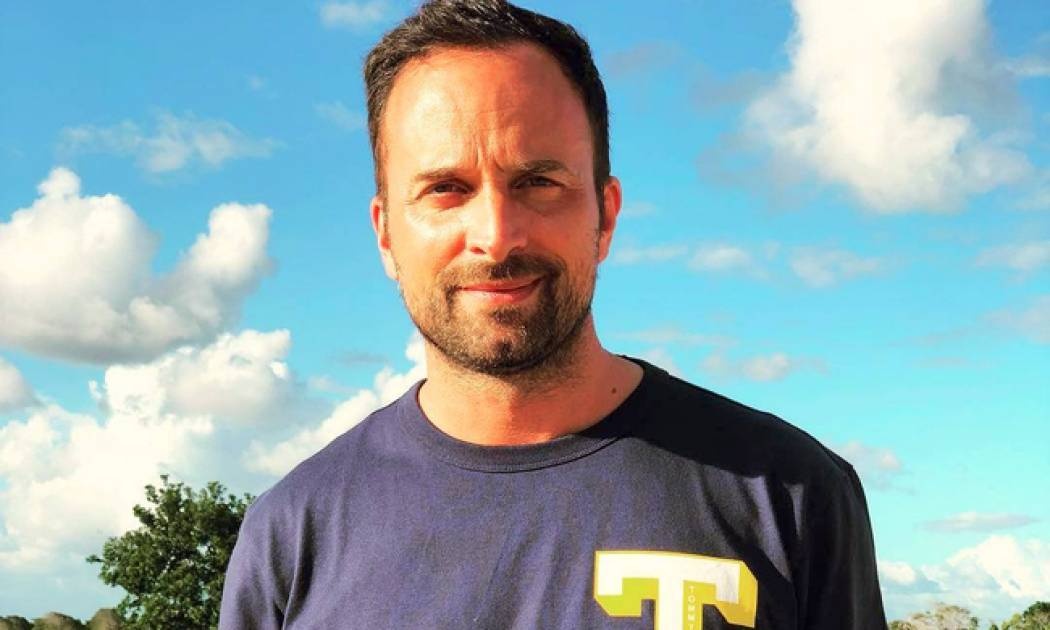 O Λιανός αυτοτρολάρεται και προκαλεί πολύ γέλιο! Είναι φτυστός ο σύζυγος της Olivia Colman! (pic)